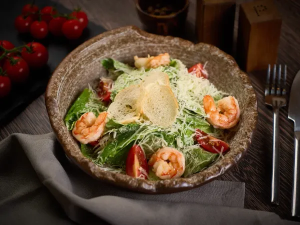 Цезарь с тигровыми креветками