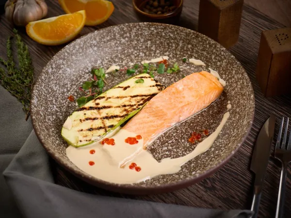 Стейк лосося с цукини